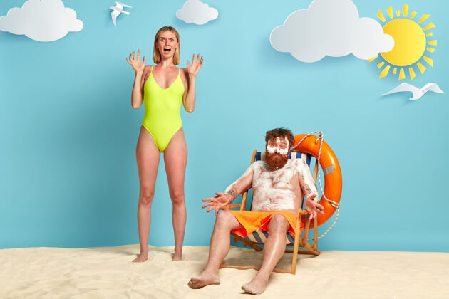 防晒夏日休息和身体防晒穿着比基尼的苗条女人站在沙滩上男朋友健康情侣