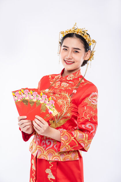 中国民族穿旗袍套装的女士在传统节日很幸运能得到父母的礼金旗袍文化红包