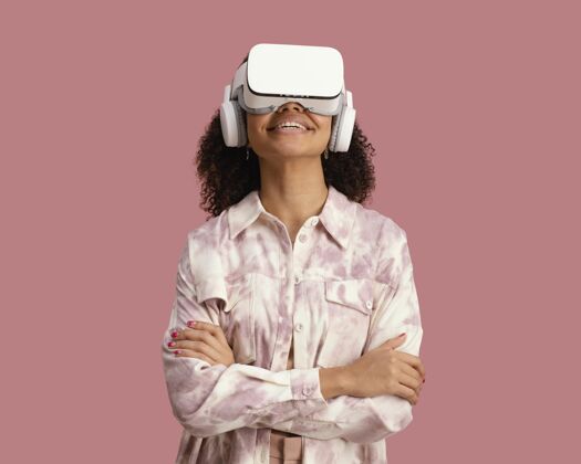 虚拟现实戴着虚拟现实耳机的女人的前视图水平成人人