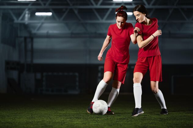 足球两个女足球运动员运动足球服青少年