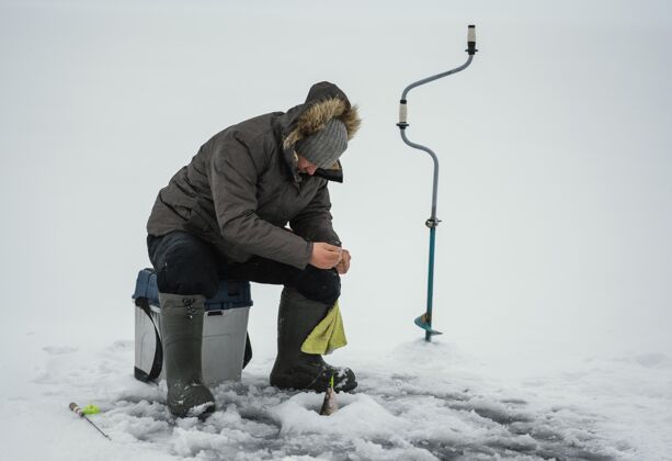 钩子冬天一个人在外面钓鱼渔夫渔具装备