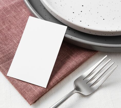 卡片把漂亮的餐具摆在桌子上服务组合炊具