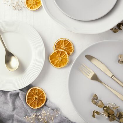 组合把各式各样漂亮的餐具平放在桌子上陶器桌子餐具