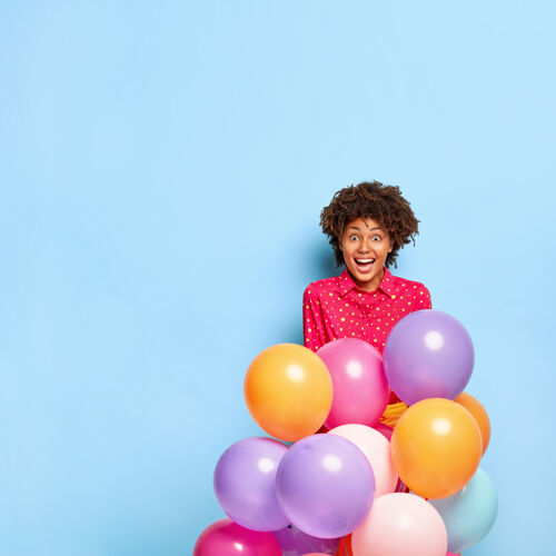 衬衫快乐的非洲裔美国妇女享受派对 手持五颜六色的氦气球周年纪念气球女性