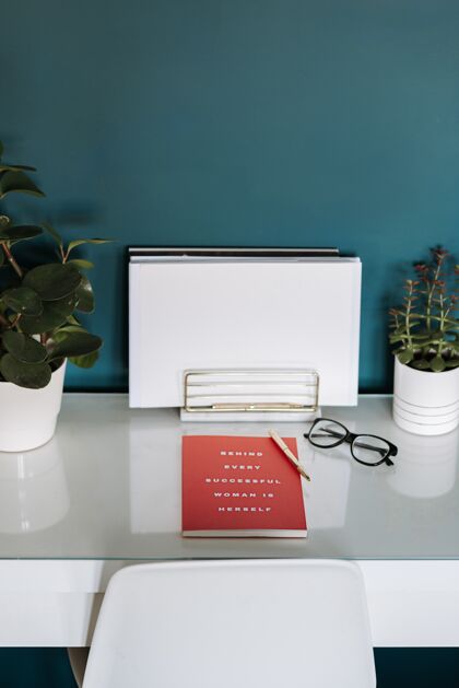 眼镜特写镜头：白色书桌 里面有白纸 红色笔记本 植物 钢笔和眼镜学习文书工作白色书桌