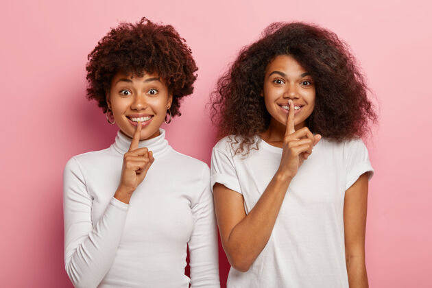 在一起横拍快乐的美国黑人姐妹讲秘密 要求不要讲机密信息嘘青少年朋友