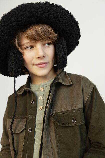 儿童戴着冬天帽子的肖像男孩帽子快递男孩