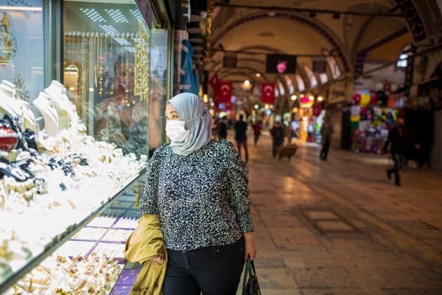 零售在土耳其的集市上 一名妇女戴着口罩 在covid-19流感大流行期间面部面具
