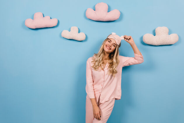 成人身着粉色睡衣的快乐女模特表达着幸福女孩睡觉时间配件
