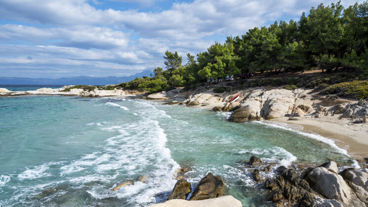 度假村爱琴海沿岸绿树环绕 岩石 灌木和树木 碧波荡漾 希腊海岸线镁砂山