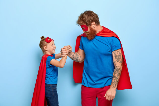 团队快乐的超级英雄家庭团队的镜头 小姜女儿和爸爸手牵手在一起携带玩耍孩子