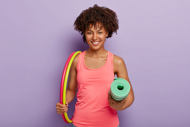 锻炼快乐的非洲裔美国女士带着两个呼啦圈 卷起卡雷马特 练习减肥篮球恐惧秋千