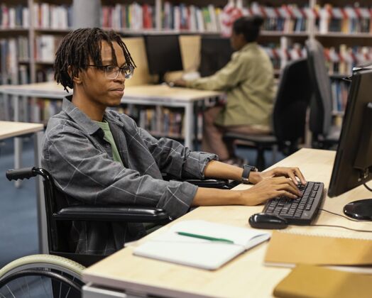 妇女年轻人在大学图书馆学习学习教育男人