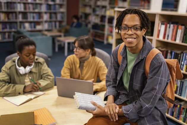Campus同事在大学图书馆一起学习男人年轻成人年轻