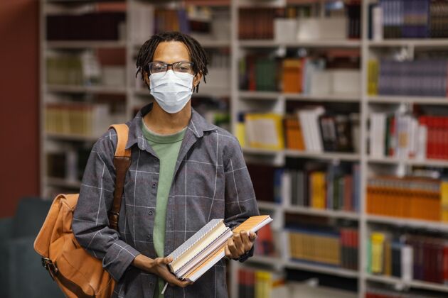 学术戴着医用口罩的学生在图书馆学习生活方式知识