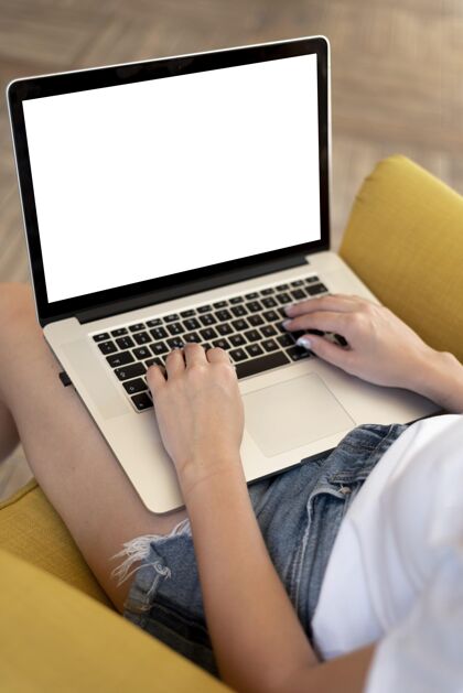 笔记本电脑在家里做笔记本电脑模型的女人远程工作应用程序技术