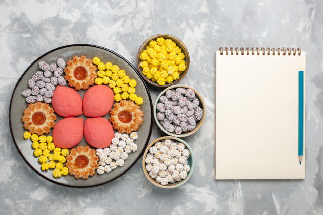 蛋糕俯瞰美味的粉红色蛋糕 白色表面有糖果和饼干甜甜的蛋糕饼干茶派饼干茶生的水果