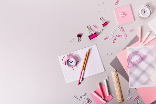 笔记本女士办公文具的粉红色和阴影组成桌子工作区配件