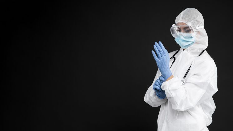 医疗女医生戴着专用医疗器械面罩流行病拷贝空间