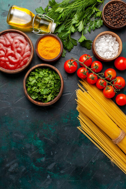 胡椒顶视图用橄榄油和新鲜的红色西红柿调味品搭配不同的深色桌上食物餐原料产品原料膳食晚餐