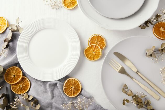 餐具把各式各样漂亮的餐具平放在桌子上餐具桌子组合