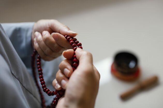 宗教高角度的女子手持珠子冥想冥想可敬神学