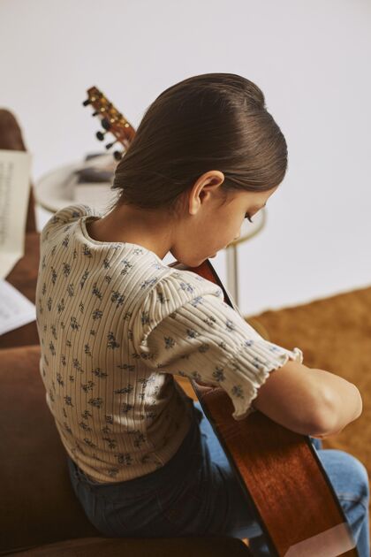 乐器小女孩在家学吉他表演音乐家吉他手
