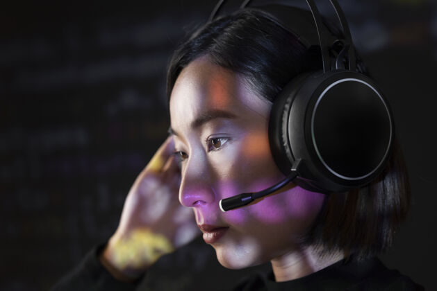 亚洲女黑客破解二进制代码耳机麦克风数据