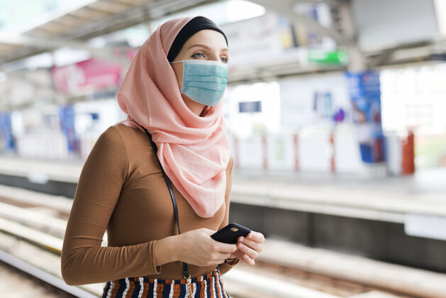 运输火车站台上戴着面具的妇女头巾连接面罩