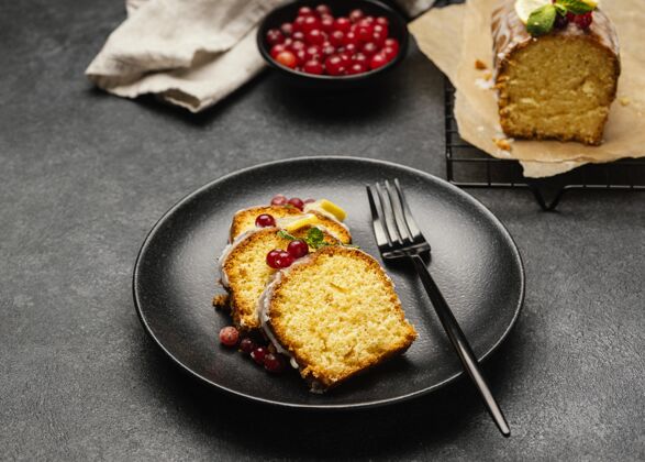甜点高角度的蛋糕片放在盘子里 用叉子和浆果烹饪糖果甜点