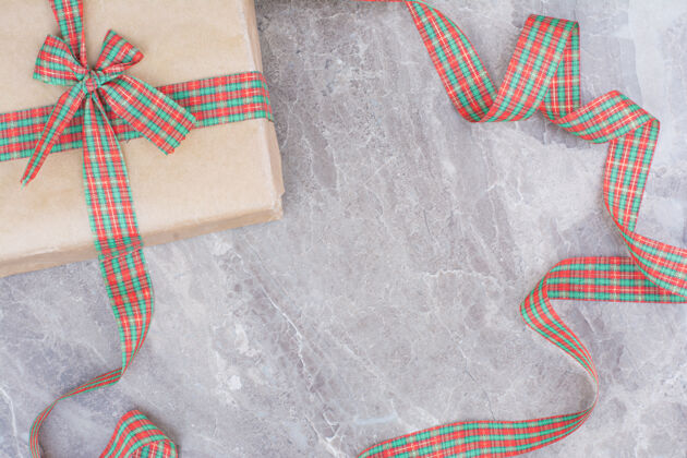装饰大理石背景上有节日蝴蝶结的圣诞礼物盒子大理石节日