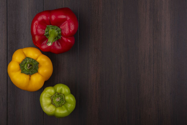 食物顶视图复制空间彩色甜椒红黄色和绿色的木制背景蔬菜空间复制
