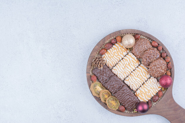 干各种饼干 干果和圣诞饰品放在木板上糖果面包店甜点