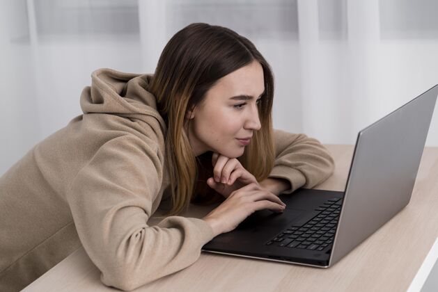 设备高角度的年轻女孩拿着笔记本电脑年轻上瘾使用