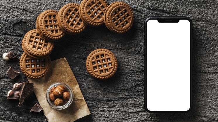 烘焙纸美味的饼干放在手机旁边收藏糕点巧克力