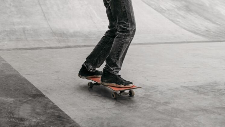 成人在城市公园玩滑板户外自然男性
