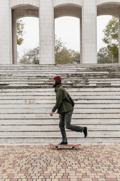 公园城市里骑着滑板的人的侧视图垂直户外娱乐