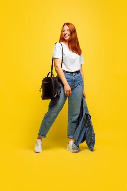 衬衫更容易成为追随者需要最少的衣服黄色背景上的白种女人肖像漂亮的女性红发模特人类情感的概念 面部表情 销售 广告追随者工作影响者
