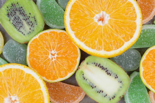 食物新鲜水果和甜甜的果酱在大理石背景上酸橙水果大理石