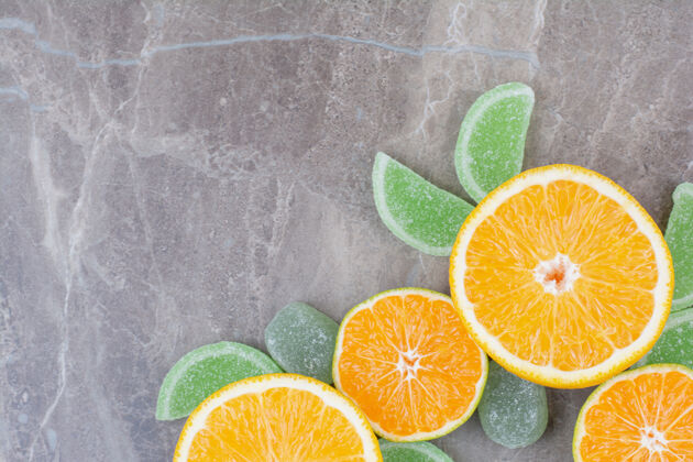水果新鲜的橘子片和甜甜的果酱放在大理石背景上食物柑橘甜味