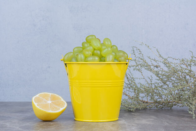 绿色一堆绿色的葡萄和半切的柠檬装在桶里柠檬天然新鲜