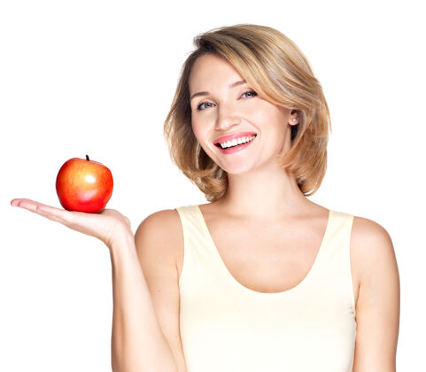 新鲜一个带着红苹果的健康微笑的年轻女人的肖像-孤立于白色之上维生素年轻漂亮