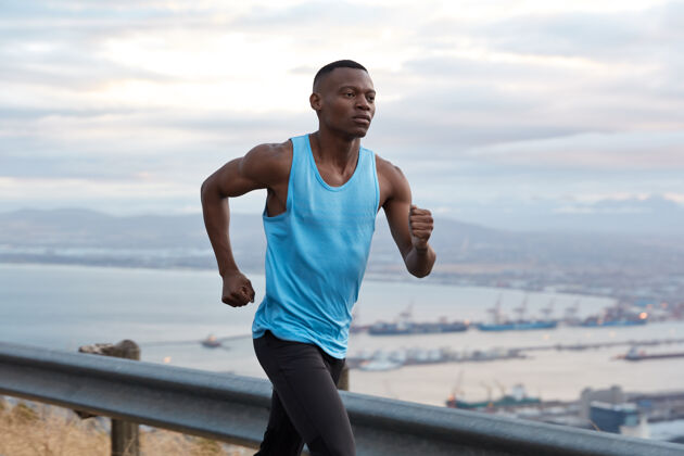 公路自信的美国黑人健身男外景镜头有目标达成挑战不间断到达目的地 积极用手工作 穿着运动服 慢跑过美好的自然景观天空运动侧身