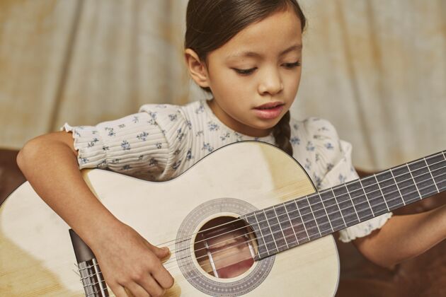 艺术小女孩在家学吉他吉他手学习学习