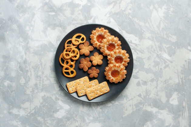 饼干俯瞰美味的饼干与饼干和薯片内板上的浅白色桌面饼干饼干糖甜茶脆饼干里面淡白色