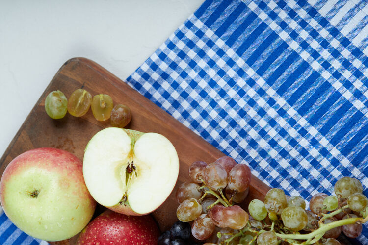 浆果红绿色的苹果和葡萄串在木板上异国情调食品蔬菜