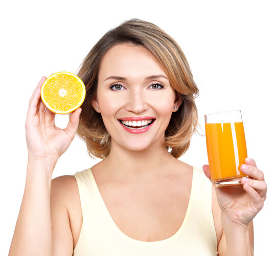 果汁一个美丽的年轻女子的肖像 拿着一杯果汁和橘子-隔离在白色上快乐女人饮食