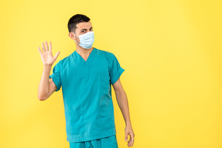 思考戴着口罩的医生在考虑在冠状病毒大流行期间洗手手期间人