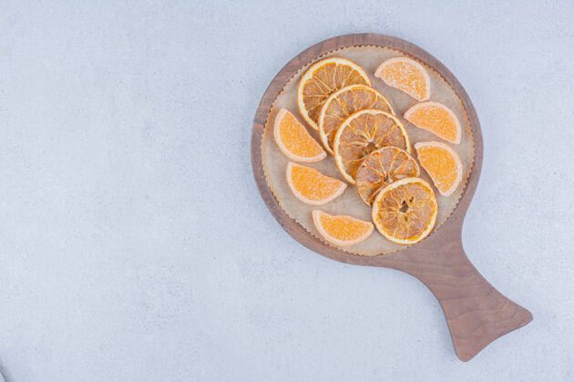 糖果把橘子片和果酱放在木板上甜食果酱水果