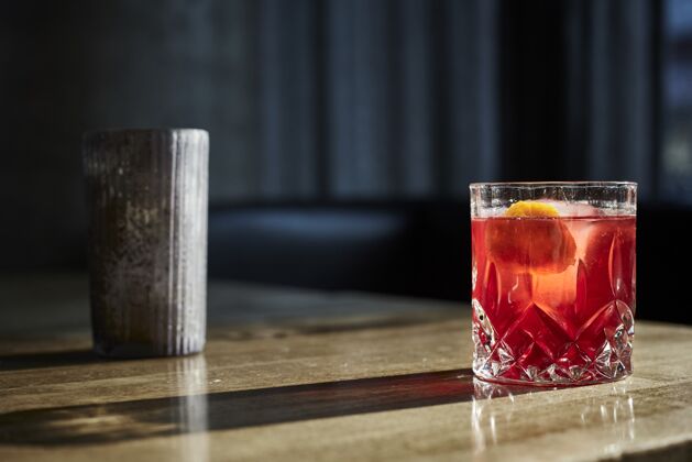 饮料木桌上一杯鸡尾酒的特写镜头甜的冷的红色